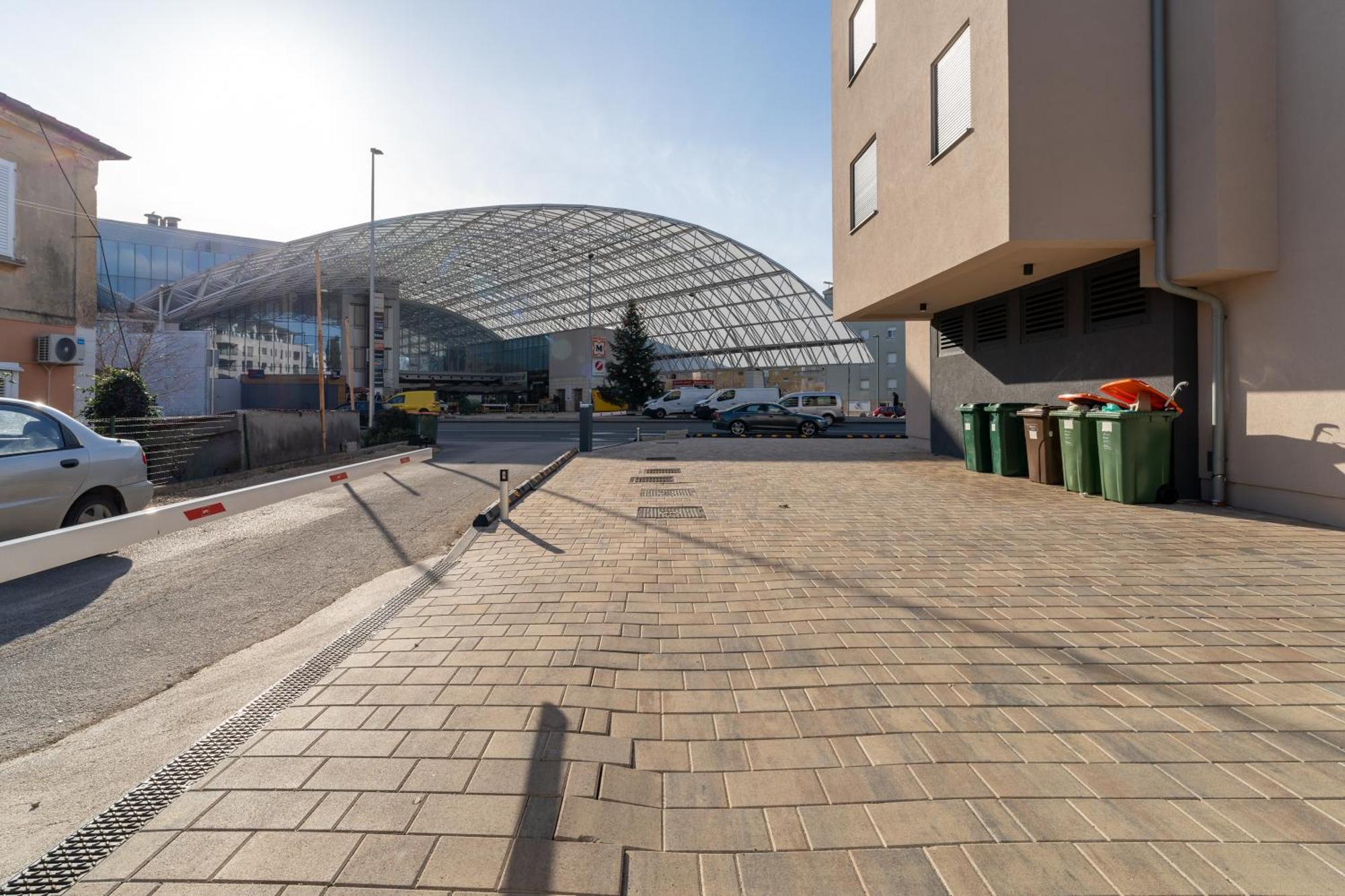 Appartamento Tres Fenestras Zadar - Private Parking Esterno foto