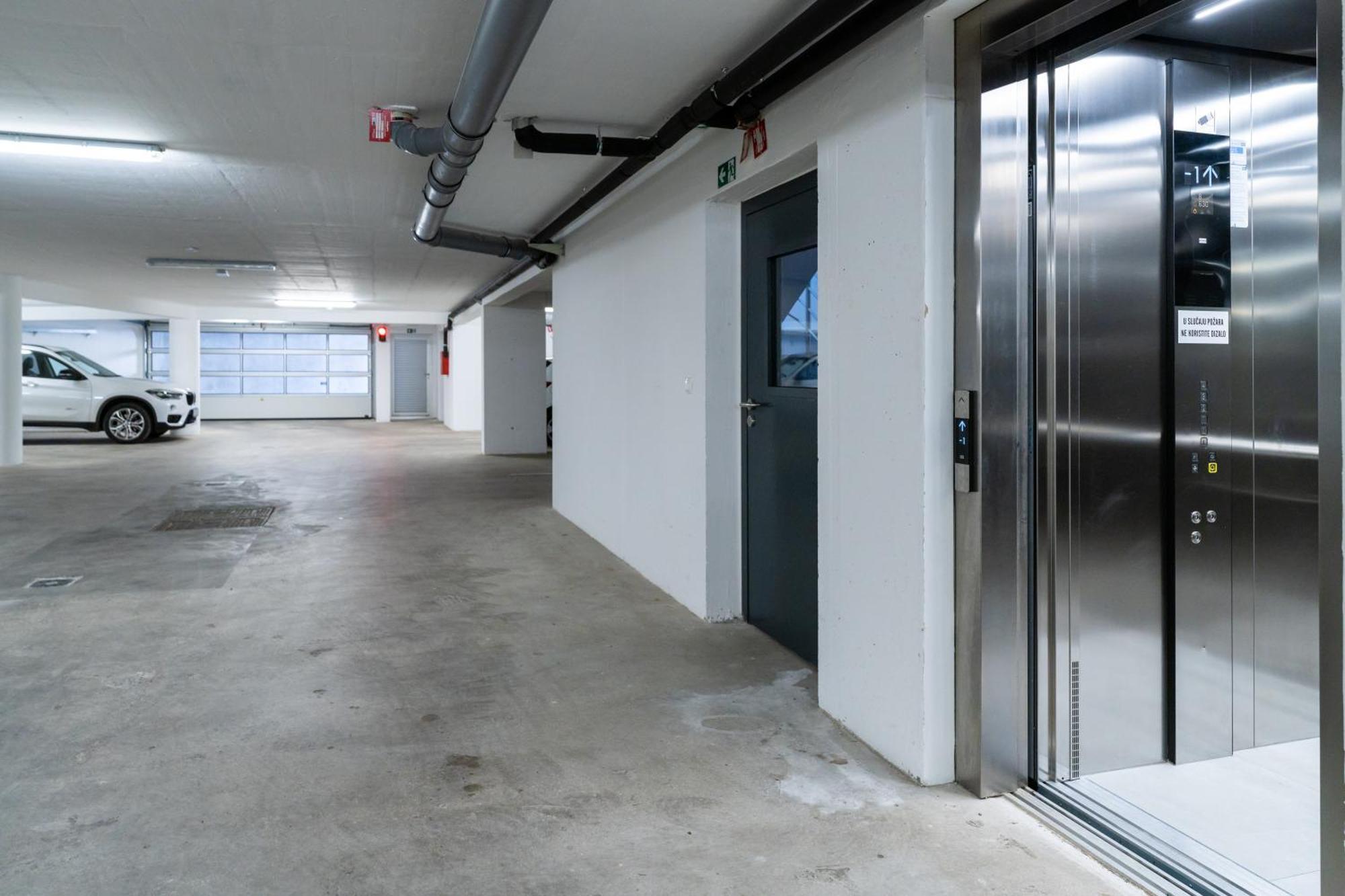 Appartamento Tres Fenestras Zadar - Private Parking Esterno foto